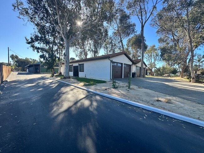 Building Photo - Stunning Furnished Unit! 2 BR, Bonus room and 1 Bath