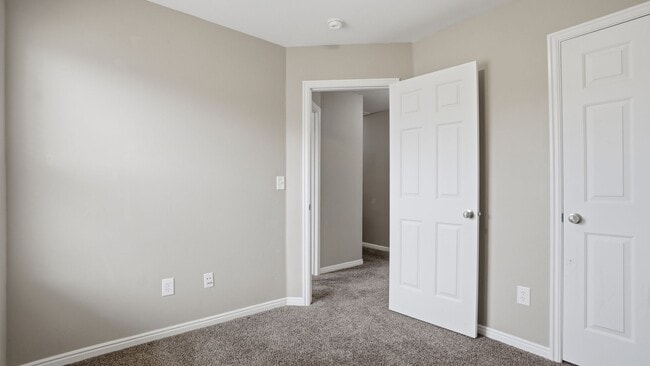 Building Photo - 4 Bedroom Townhome in Daybreak!!