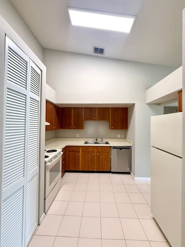 Building Photo - Cute 3/2 Townhome in Winter Park - close t...