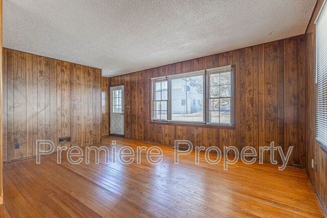 Building Photo - 6123 Hadley St