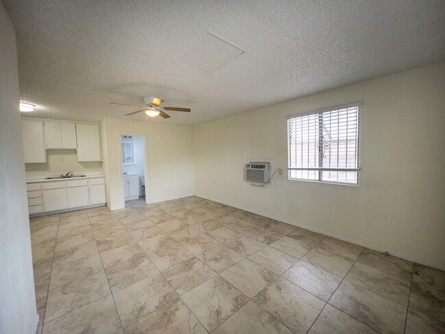 Building Photo - 1 bed and 1 bath located in Henderson!