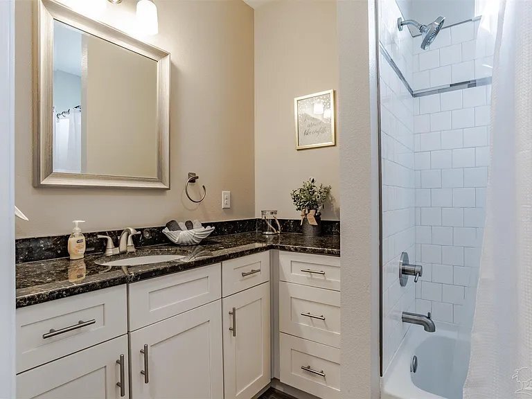 Building Photo - 804 W Belmont St