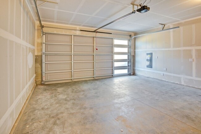 Building Photo - Modern 4BD 2.5BA in LSSD