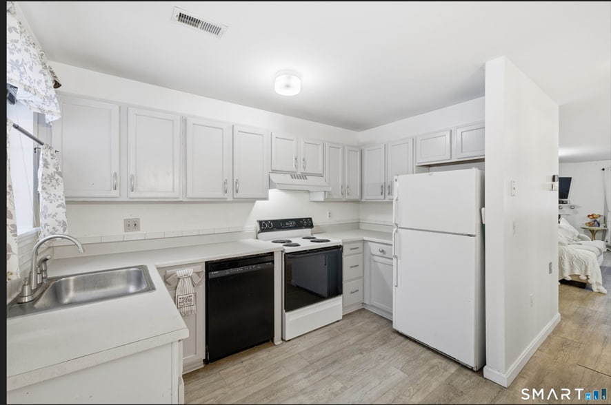 Kitchen - 310 Boston Post Rd