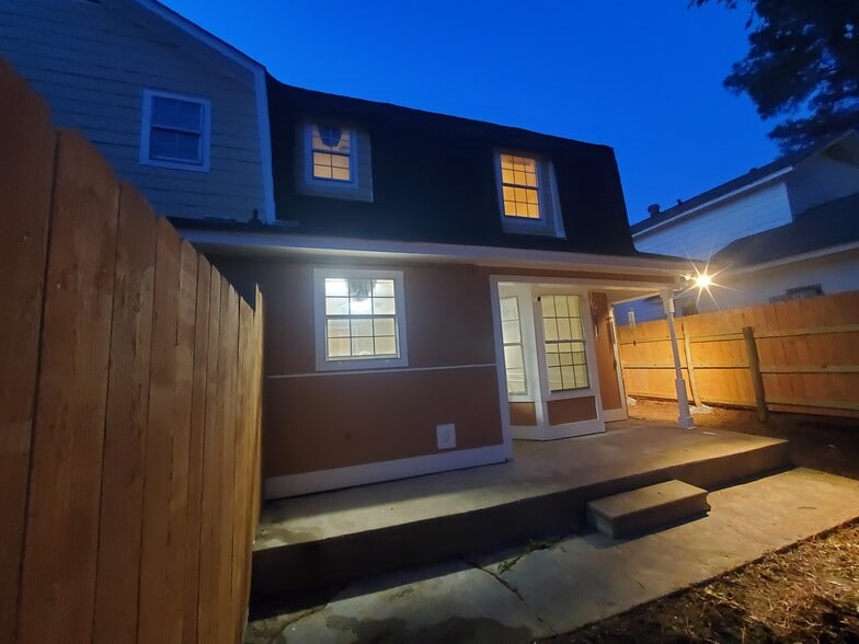 Building Photo - 2601 Jamestown Way