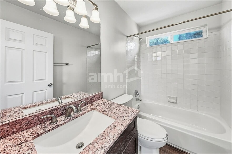Building Photo - 860 Country Club Dr