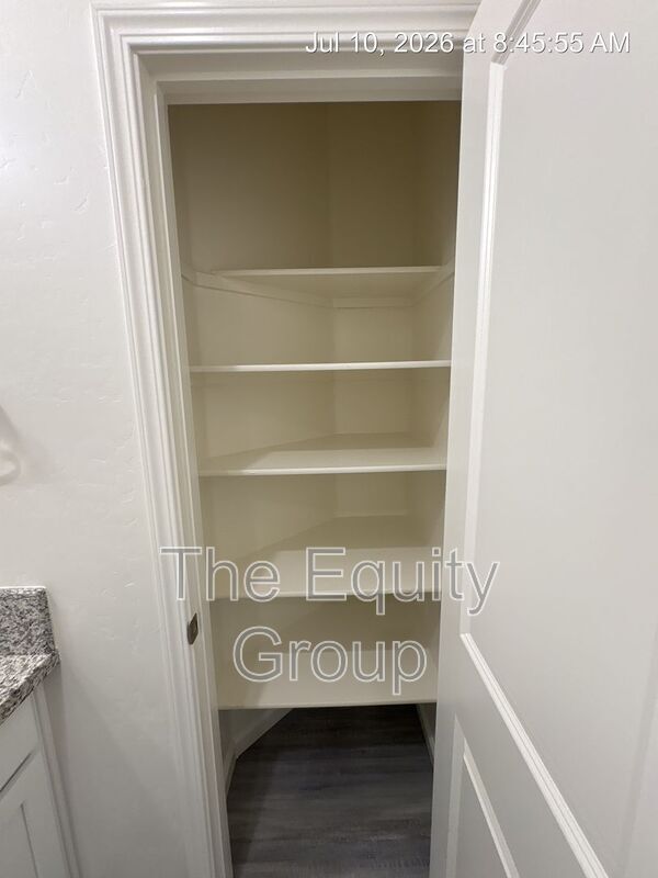 Building Photo - 723 S Pinkham St