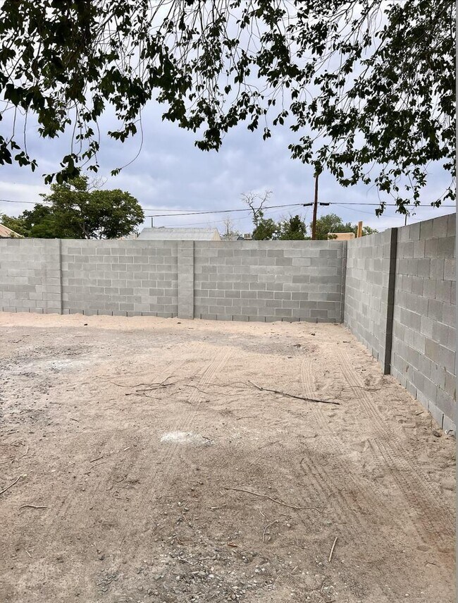 Building Photo - 615 Candelaria Rd NW