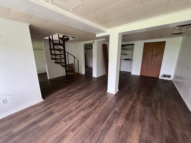 Building Photo - Welcome to this charming 2-bedroom, 1-bathroom home located in the desirable area of Creve Coeur,...