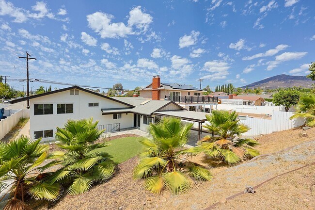 Building Photo - Spacious 5-Bedroom, 3-Bath Home – Convenie...