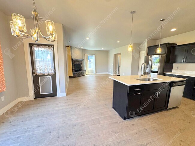 Building Photo - 4BR - 2.5 BA SE Bend home in great neighborhood with park and pool!