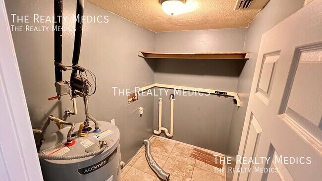 Building Photo - 1073 Leeward Dr