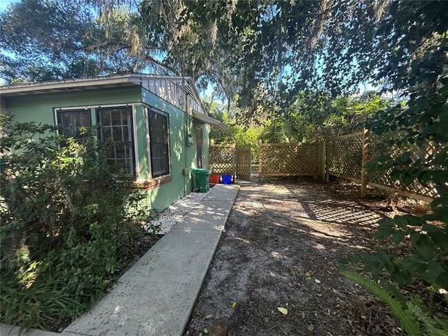 Building Photo - 902 NW 24th Ave
