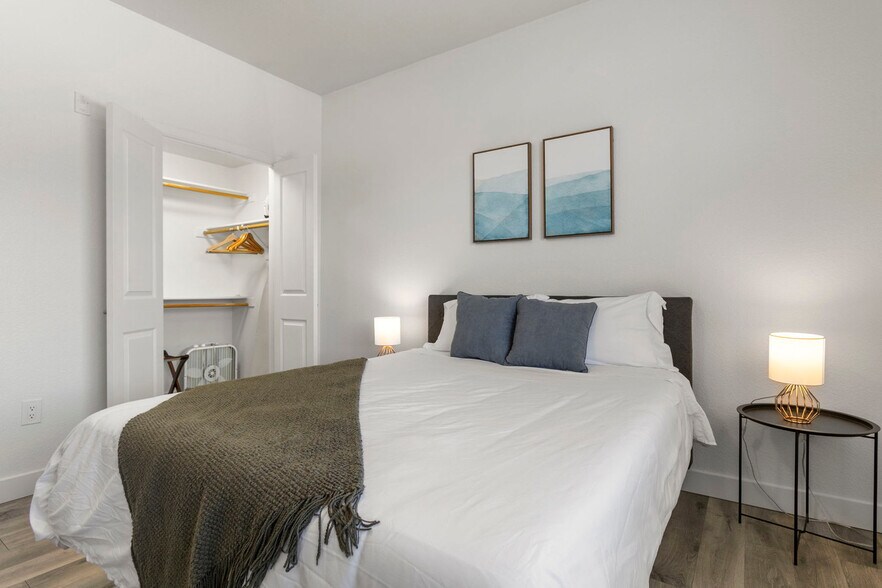 Building Photo - 9450 W Cabela Dr