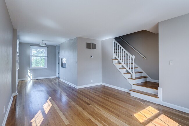 Building Photo - Charming End-Unit Townhouse in Fairlington