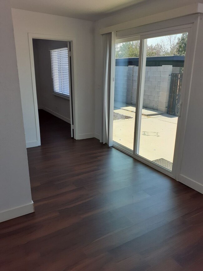 Building Photo - Spacious 4 Bed/2 Bath With Den  Updated Dec 2023.