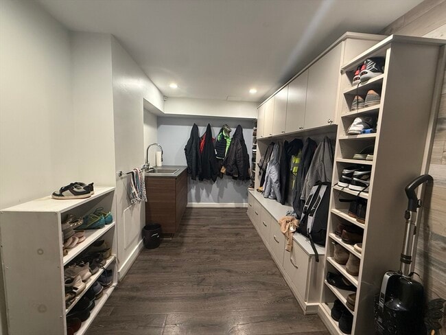 Building Photo - 6 Parkside Dr