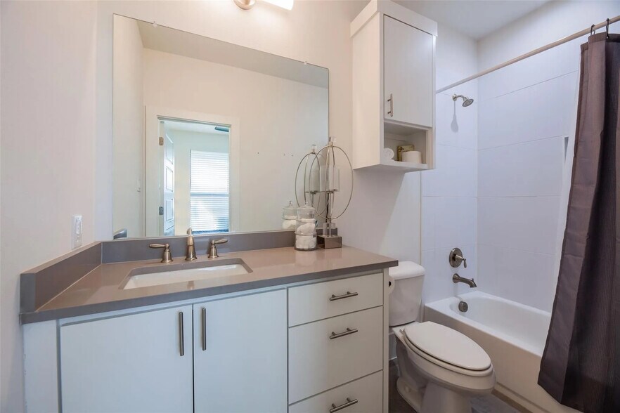 Building Photo - Room in Duplex on Avenue L