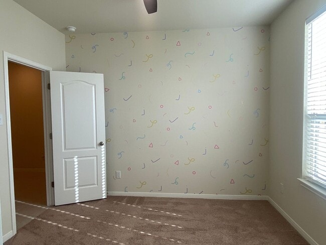 Building Photo - 4 BEDROOM, SHORT TERM LEASE AVAILABLE