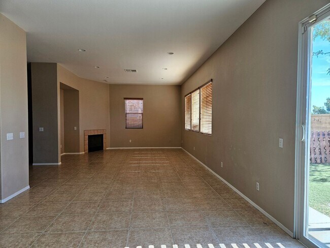 Building Photo - 5 BEDROOM OAK HILLS / HESPERIA HOME