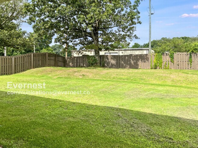 Building Photo - 102 River Pointe Dr