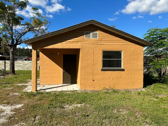 Building Photo - 517 Poinsettia Rd