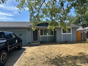 Building Photo - Beautifully updated 2 bedroom 1 bathroom d...