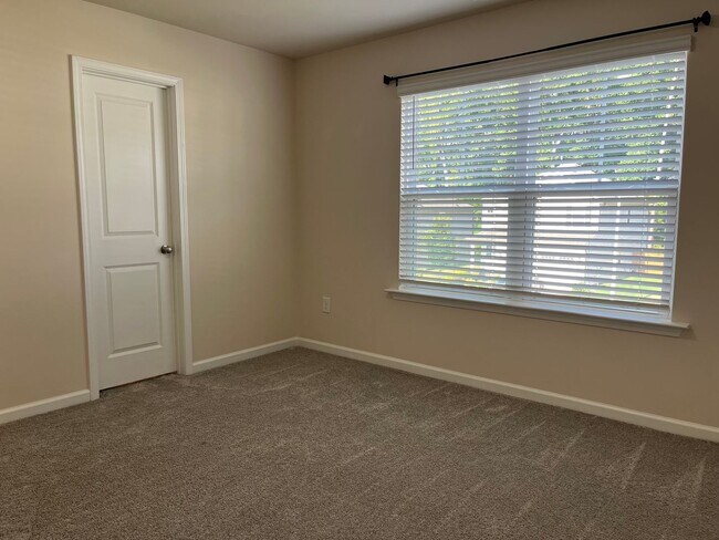 Building Photo - AMAZING LOCATION, Fantastic 4 Bed Home, In...