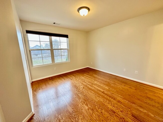 Building Photo - Excellent 2 Bedroom 2.5 Bath Townhouse in ...