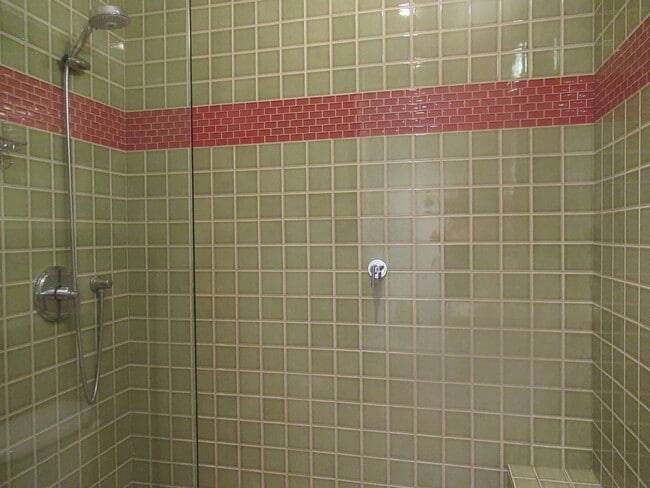 Building Photo - Well Maintained 1 bedroom, 1 bath condo on...