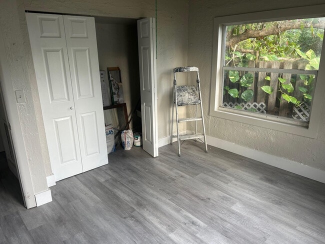 Building Photo - 823 NE 14th Pl