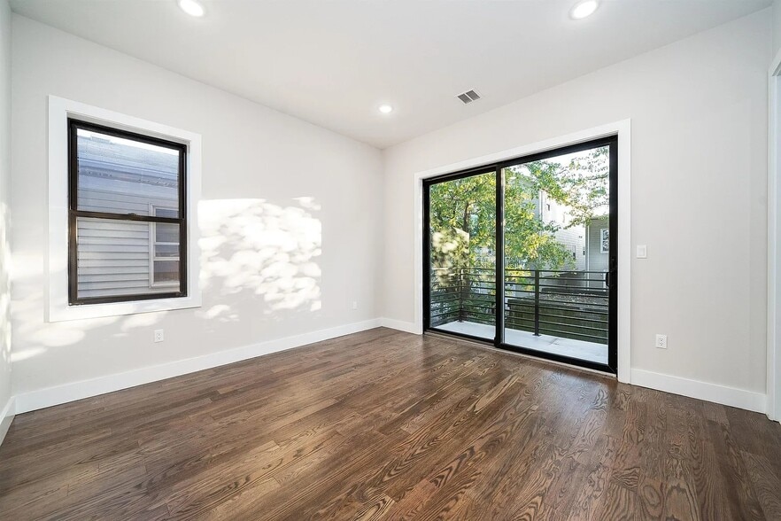 Master Bedroom - Empty - 99 Hague St