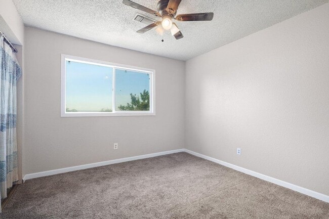 Building Photo - Beautiful Home w/ Panoramic Views!!  (Lake...