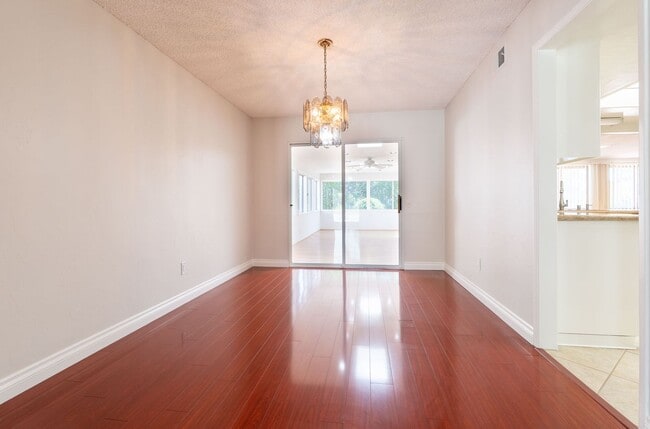 Building Photo - 6415 Lochmoor Dr