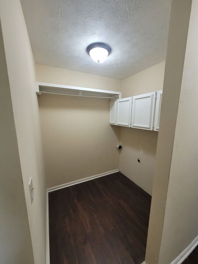 Building Photo - 4 bedroom 1.5 bathroom