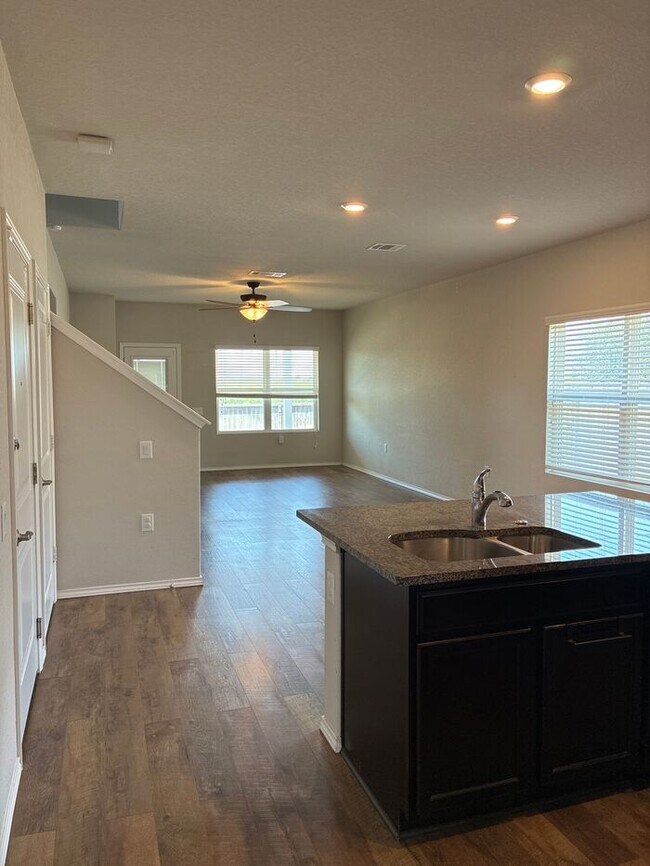 Building Photo - Charming 4 beds 2.5 baths in San Antonio!
