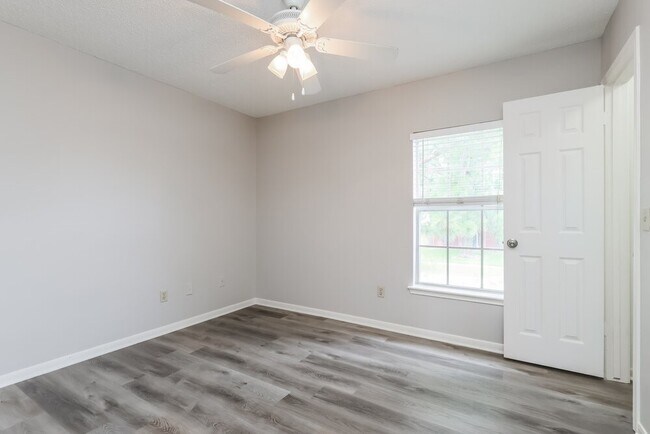 Building Photo - 10046 Lazy Meadows Dr