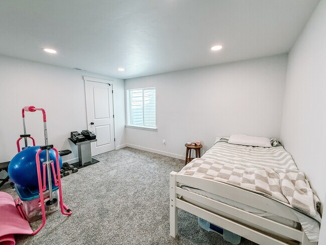 Building Photo - 549 N Orchard Dr