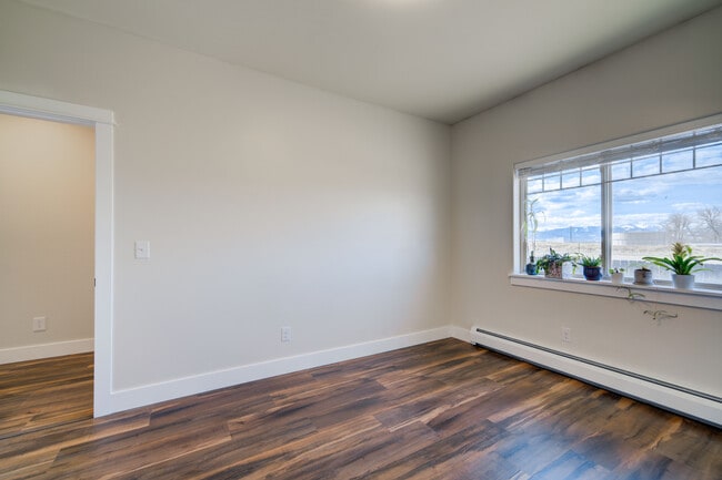 Building Photo - 32 E Clara Ct