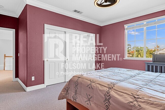 Building Photo - Fully furnished 5bd 3ba home in desirable Carmichael neighborhood