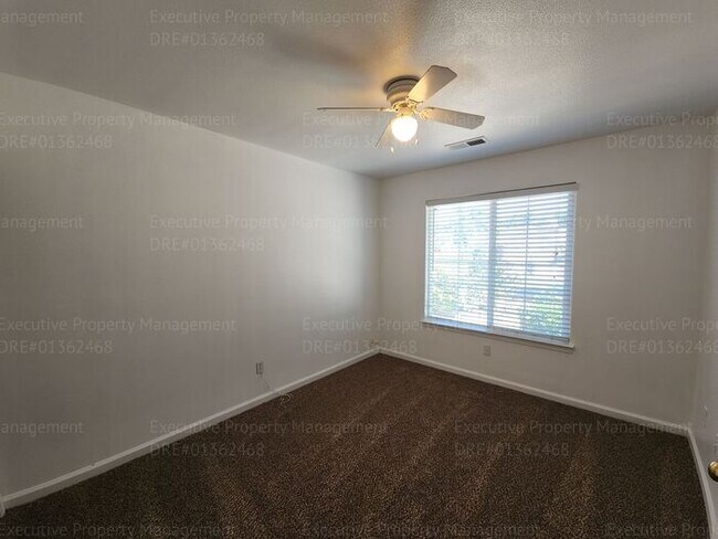 Building Photo - 5 bedrooms/ 2 baths Location Olive Dr/ Old...