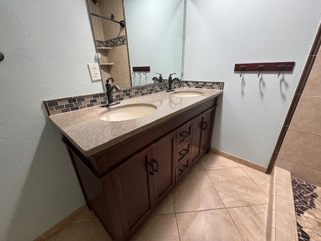 Building Photo - 3 Bedroom, 2 bath home with indoor laundry...