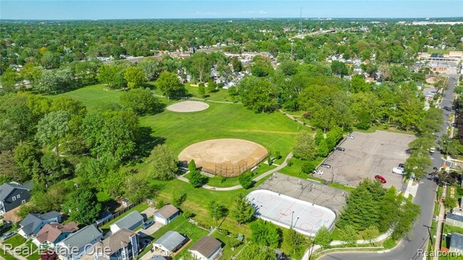 Building Photo - 842 E 10 Mile Rd