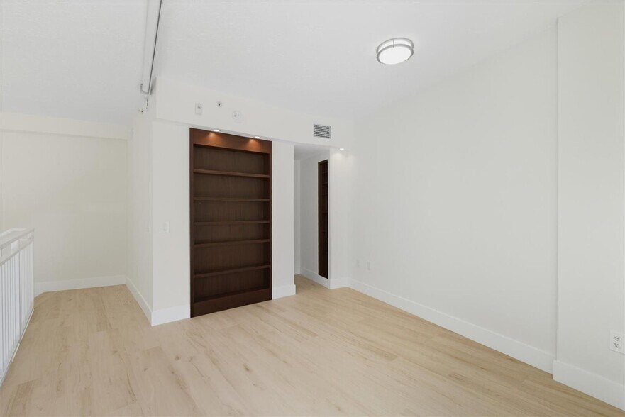 Building Photo - 1528 Brickell Ave
