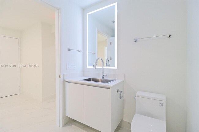 Building Photo - 700 NE 24th St