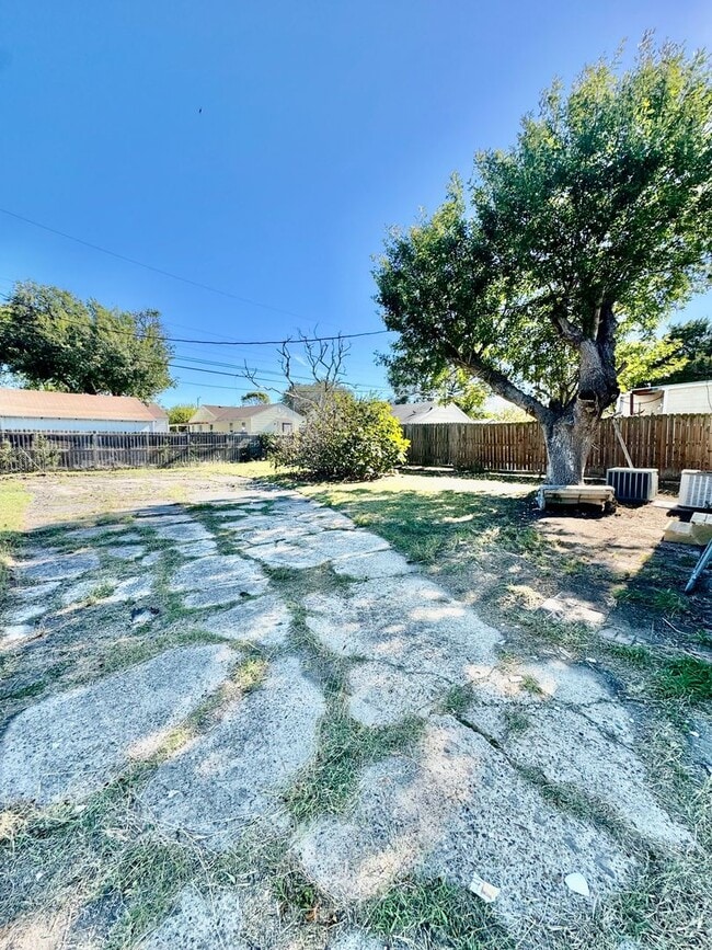 Building Photo - Move-In Special! February Rent Only $199 – Move In ASAP!