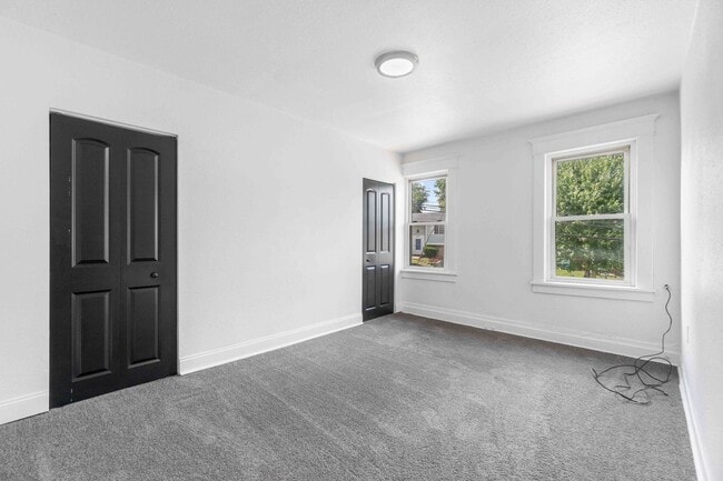 Building Photo - 4 Bed 1 Bath Single Family Home