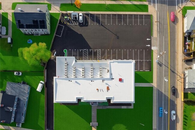 Building Photo - 1624 Lonsdale Ave