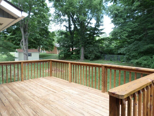 Building Photo - 913 Toms Creek Rd