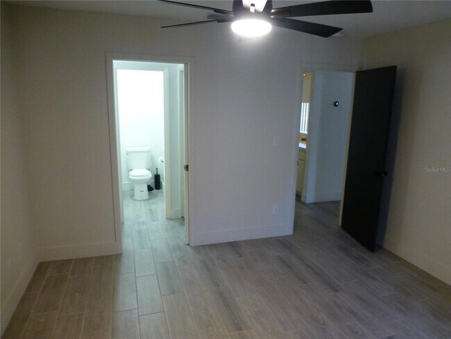 Building Photo - 60 Iris Pl